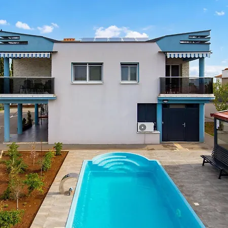 Cozy In With Outdoor Swimming Pool Apartment *