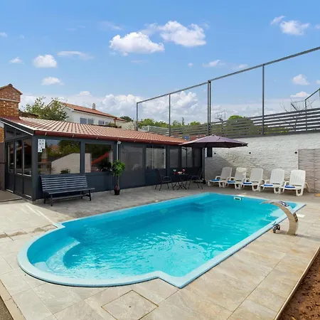 Cozy In With Outdoor Swimming Pool Apartment *