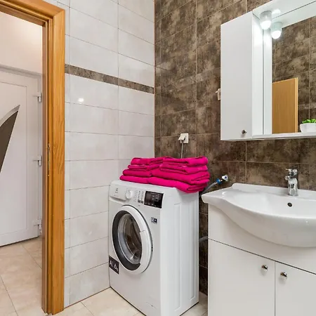 Cozy In With Outdoor Swimming Pool Apartment