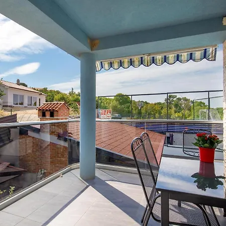 Cozy In With Outdoor Swimming Pool Apartment