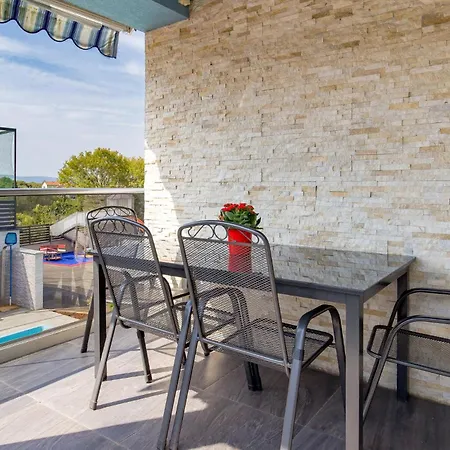 Cozy In With Outdoor Swimming Pool Apartment